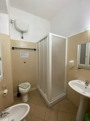 Shower, free toiletries, hair dryer, towels - Golden Dream Guest House (Florence)