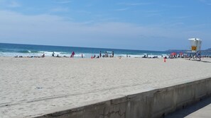 Plage à proximité, chaises longues, serviettes de plage