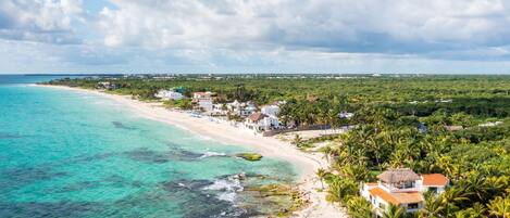 在海灘附近、躺椅、沙灘巾