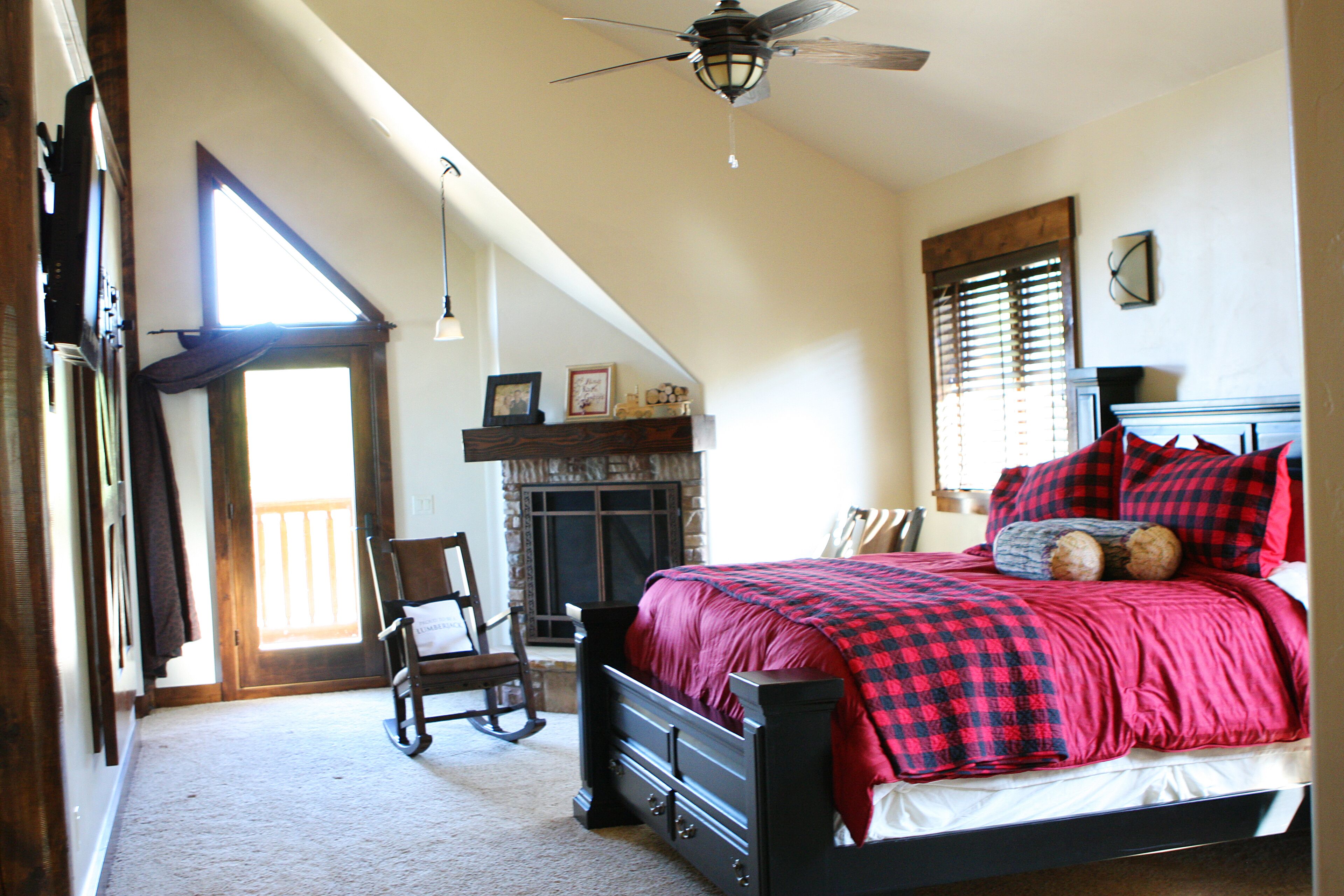 10 間睡房、書桌、熨斗/熨衫板、可攜式嬰兒床