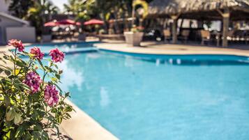 Kolam renang outdoor, dengan kursi berjemur