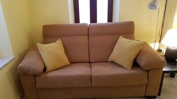 Een smart-tv, een dvd-speler, boeken en een stereo