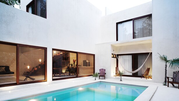 Una piscina al aire libre