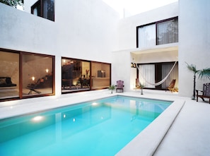 Una piscina al aire libre