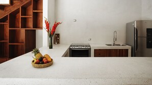 Casa, varias camas, no fumadores | Cocina privada | Cafetera o tetera, frigorífico grande, microondas y horno