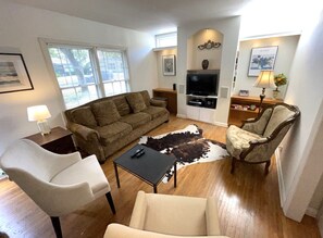 Smart TV, fireplace, video games, DVD player - Uptown Downtown-Office, Fenced Yard, Pools,Walk to Parks,Near DT Major Employers (Austin)