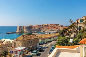 Unclassified image, 4 of 40, button