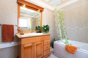 Dusche, Whirlpool, Haartrockner, Bidet