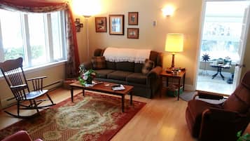 Cottage, 2 slaapkamers, keuken | Woonkamer | Een flatscreentelevisie, een open haard en een dvd-speler