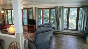 Apartment, 2 Bedrooms | Ruang tamu | TV skrin rata, pemain DVD 