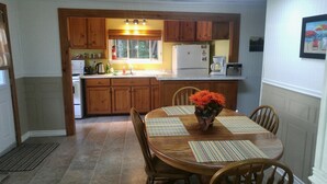 Apartment, 2 Bedrooms | Makan dalam bilik