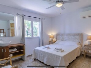 6 bedrooms, desk, iron/ironing board, travel crib