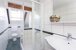 Dusche, Haartrockner, Handtücher