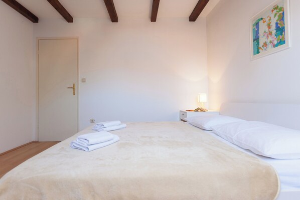 3 bedrooms, iron/ironing board, bed sheets