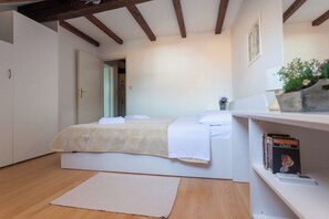 3 chambres, fer et planche à repasser, draps fournis