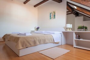 3 bedrooms, iron/ironing board, bed sheets