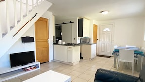 Un apartamento moderno con sala de estar, cocina y comedor.