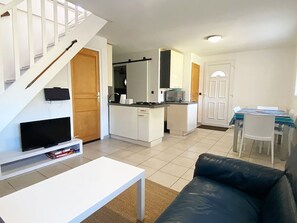 A modern apartment with a living room, kitchen, and dining area. - House, garden in Vieux Boucau (Vieux-Boucau-Les-Bains)