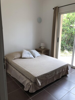 5 habitaciones, tabla de planchar con plancha y cuna de viaje