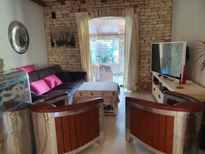 Smart TV, DVD player, table tennis, books