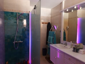 Dusche, Haartrockner, Handtücher