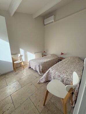 2 bedrooms, iron/ironing board, travel cot, free WiFi