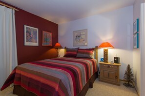 2 bedrooms, desk, iron/ironing board, free WiFi - Visitors Love the Location,
 I Love the View! (Santa Fe)