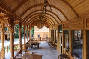 Aamiainen, lounas ja illallinen; paikallinen keittiö 