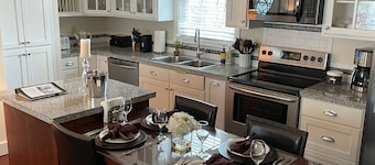 Midtown Apt - 2Bed/2Bath - Private Hot tub and Patio - Close to Pearl and Dtwn
