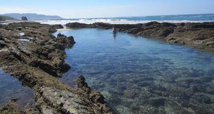 EMERALD ABODE Romantic, Private, Huge Ocean Views. Affordable nightly rates.