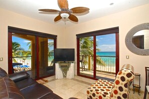 Televisio, DVD-soitin, kirjoja, stereot