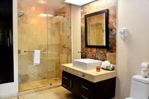 Suihku, hiustenkuivaaja, pyyhkeet, saippua