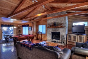 Flatscreentelevisie, een open haard en een dvd-speler