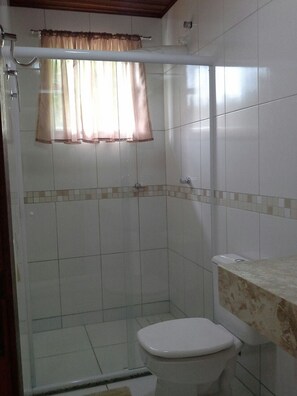 Apartment | Bathroom | Shower, towels - Casa Verde Paraty (Paraty)