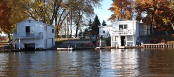 Året rundt Lake home w / vidunderlig facade, dejlig gård m / brand pit, hjemmebiograf