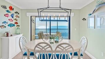 House, 2 Bedrooms | Private kitchen | Microwave, coffee/tea maker