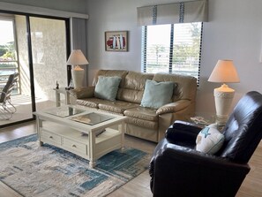 Kondominium, 2 kamar tidur | Area keluarga | TV