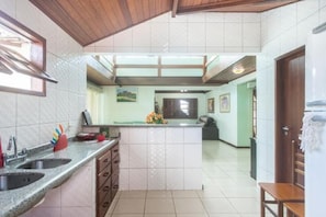 Casa luxo, para não fumantes, vista para a montanha | Cozinha privada | Geladeira grande, micro-ondas, fogão, cafeteira/chaleira