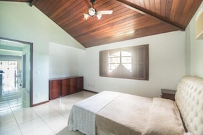 Casa luxo, para não fumantes, vista para a montanha | 4 quartos, roupas de cama premium, escrivaninha, Wi-Fi de cortesia