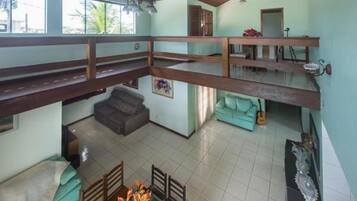 Hus – deluxe, ikke-røyk, fjellutsikt | Oppholdsområde | En 32-tommers Flatskjerm-TV med kabel-kanaler samt TV