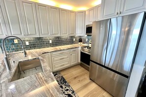 Appart'hôtel, 3 chambres | Cuisine privée | Réfrigérateur, micro-ondes, four, lave-vaisselle