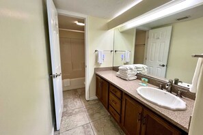 Apartamento, 2 habitaciones | Baño | Toallas
