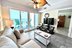 Condo, 2 Bedrooms | Living area