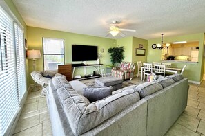 Condo, 2 habitaciones | Área de sala de estar | Televisión, Hulu y servicios de streaming 