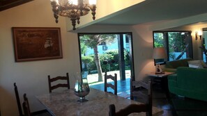 Hus – comfort, flere senger, ikke-røyk, fjellutsikt | Spiseområde på rommet