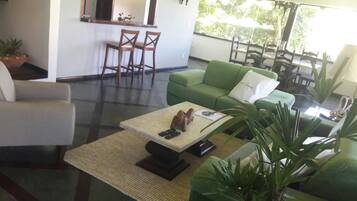 Casa conforto, várias camas, para não fumantes, vista para a montanha | Área de estar | TV de tela plana