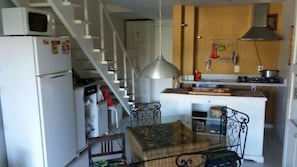 Casa conforto, para não fumantes, vista para a piscina | Cozinha privada | Geladeira, micro-ondas, cooktop, cafeteira/chaleira