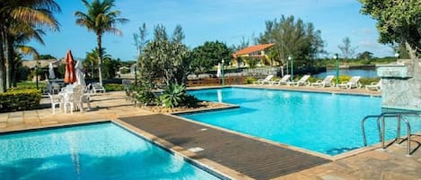 2 kolam renang terbuka, kerusi lepak pantai