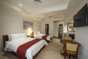 Suite 514 | In-room safe, individually decorated, individually furnished, desk