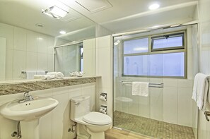 Family Room, 2 Bedrooms | Bathroom - Balmoral Suites (San José)